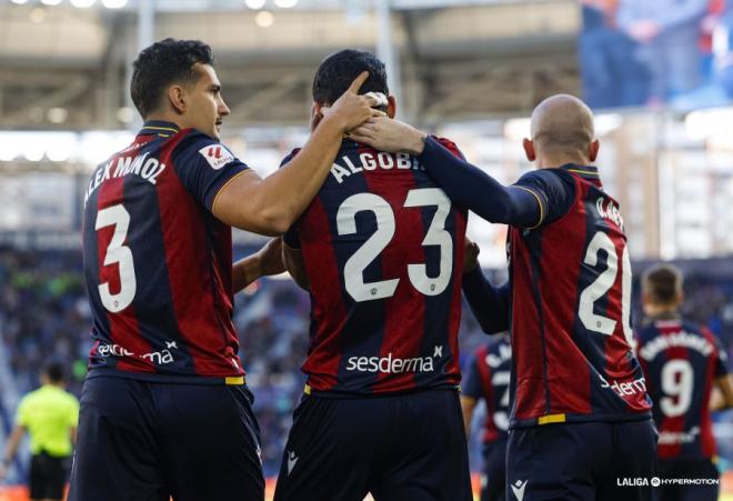 Los jugadores del Levante celebran el gol de Algobia ante el Huesca en el Ciutat. (Foto: LALIGA)