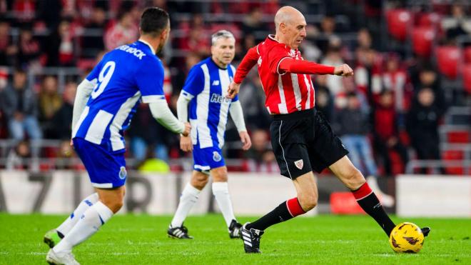 Manolo Sarabia jugando en San Mamés en el 125 Aniversario de la entidad rojiblanca (Foto: Athletic Club).