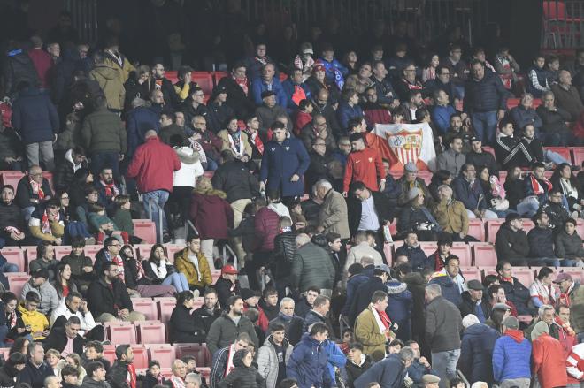 Aficionados del Sevilla abandonando el estadio en el partido ante el Getafe (Foto: Kiko Hurtado).