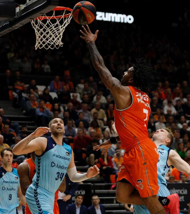 Valencia Basket tira de épica y remonta un partido en el último minuto (86-82)