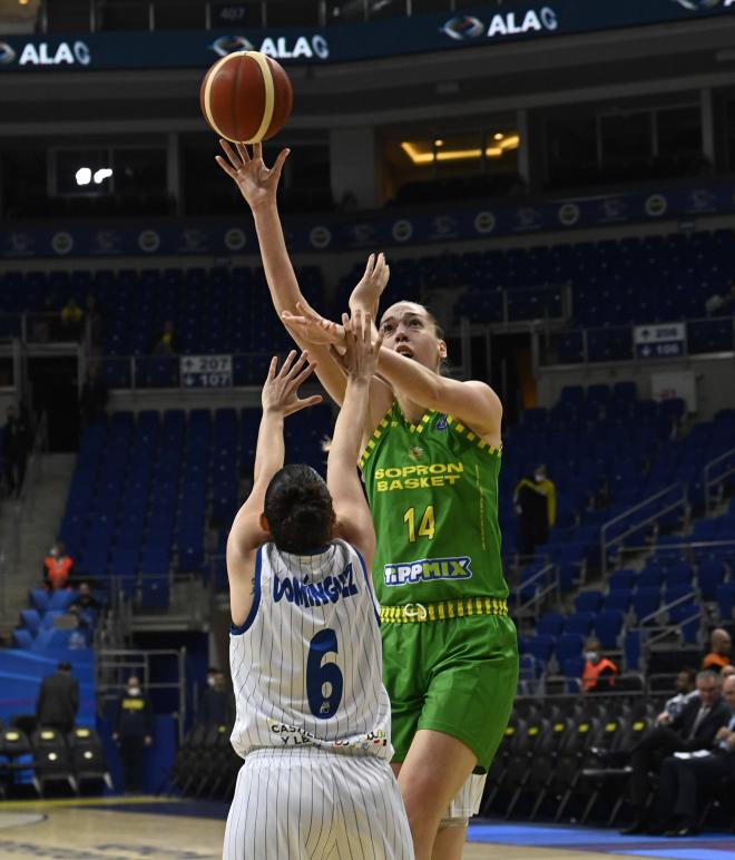 Bernadett Hatar, una de las más altas de la historia del baloncesto femenino.