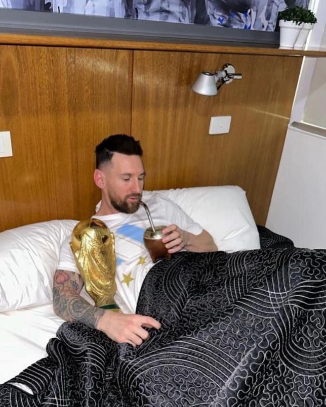 Messi en su cama con la Copa del Mundo. (Fuente: @leomessi)