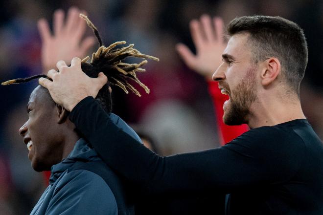 Gesto cariñoso del guardameta Unai Simón con Nico Williams (Foto: Athletic Club).