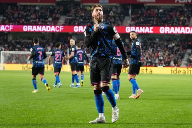 Sergio Ramos celebra el 0-3 en el Granada-Sevilla (Foto: SFC).