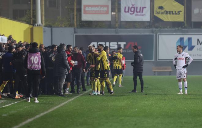 Los jugadores del Istanbulspor se van a modo de protesta (Foto: Cordon Press).