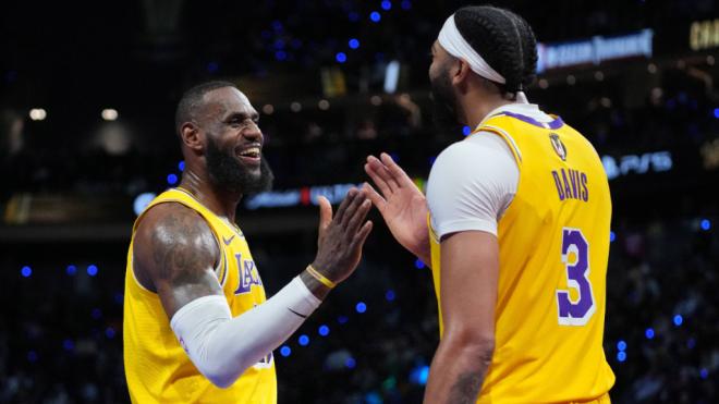 Lebron James y Anthony Davis en un partido de Los Ángeles Lakers. (Fuente: Cordon Press)