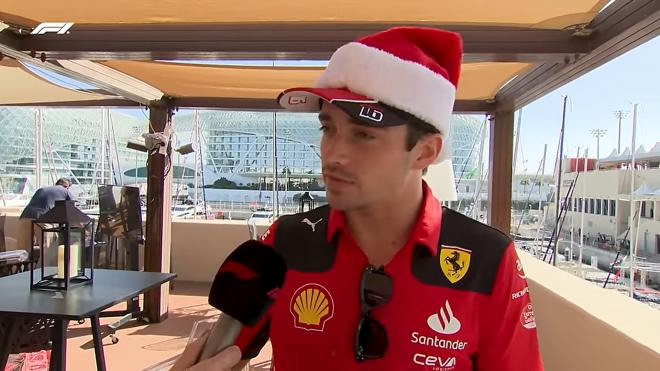 Charles Leclerc, recibiendo el regalo de Fernando Alonso (Foto: F1).