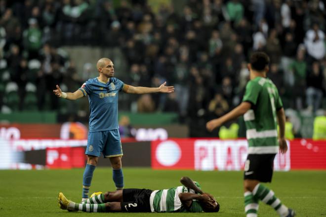 Pepe en el momento de la expulsión ante el Sporting.