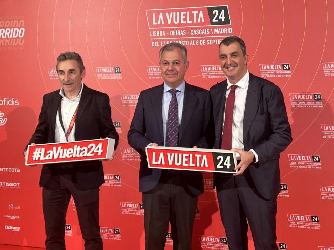 El alcalde de Sevilla, con los representantes de la Vuelta en la presentación.