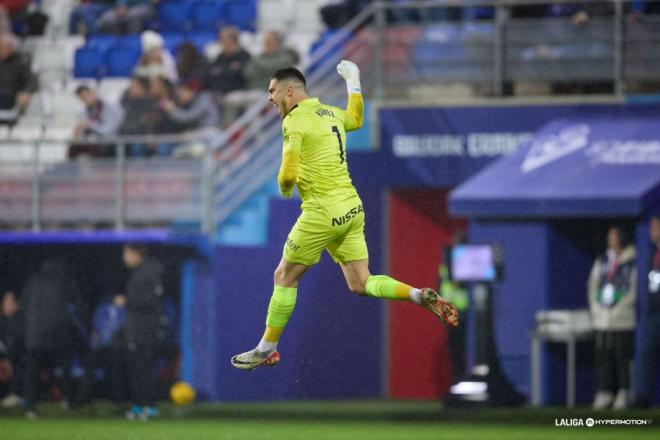 Rubén Yáñez celebra el gol del Sporting en Ipurúa (Foto: LaLiga).