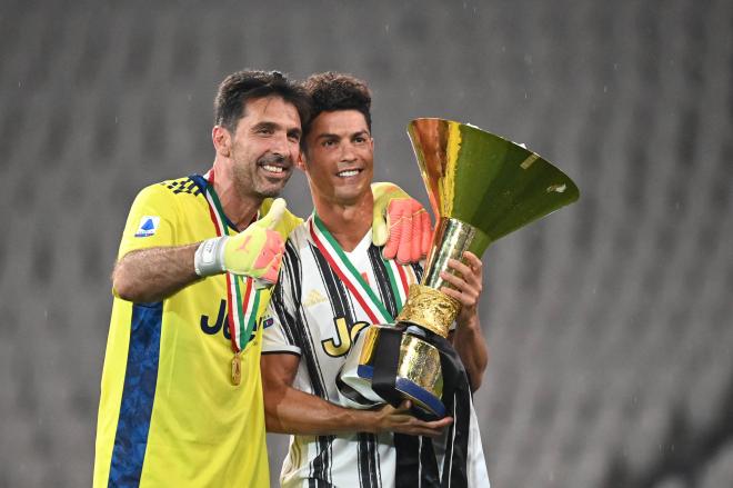 Cristiano Ronaldo y Gianluigi Buffon, celebrando un título con la Juventus.
