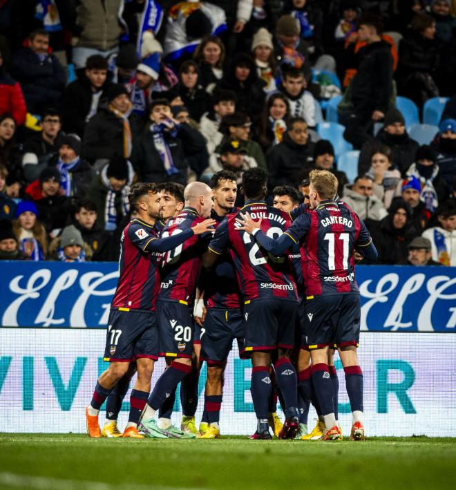 El Levante celebra el gol de Brugué contra el Zaragoza. (Foto: LUD)