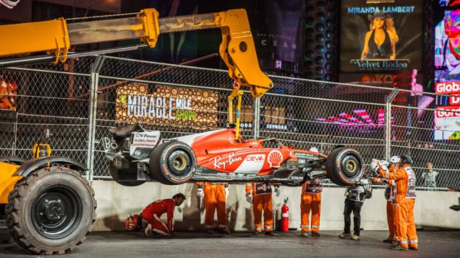 El Ferrari de Carlos Sainz, en el GP de Las Vegas (Foto: Cordon Press).