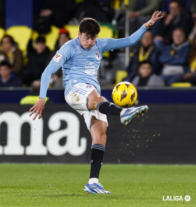 Carlos Dotor despeja un balón en un partido con el Celta (Foto: LALIGA).