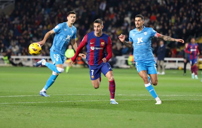 Ferrçan Torres disputa el balón frente al Almería (Cordon Press)