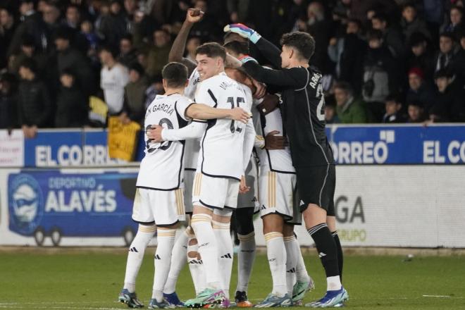 Los jugadores del Real Madrid celebran la victoria ante el Alavés. (Foto: EFE).