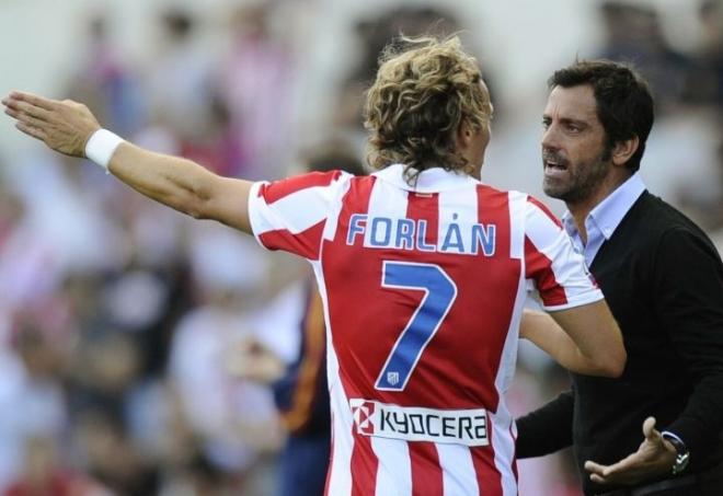 Quique Sánchez Flores y Diego Forlán, en el Atlético de Madrid.