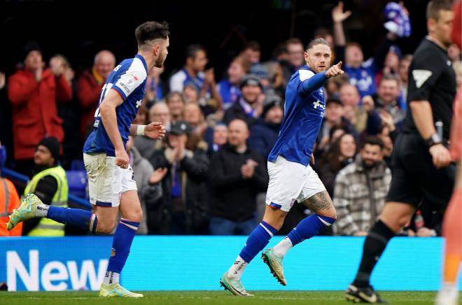 Wes Burns celebra uno de sus goles con el Ipswich. (Foto: Cordon Press).