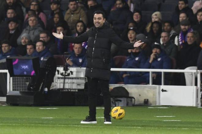 Xavi dirigiendo un encuentro desde el área técnica del FC Barcelona