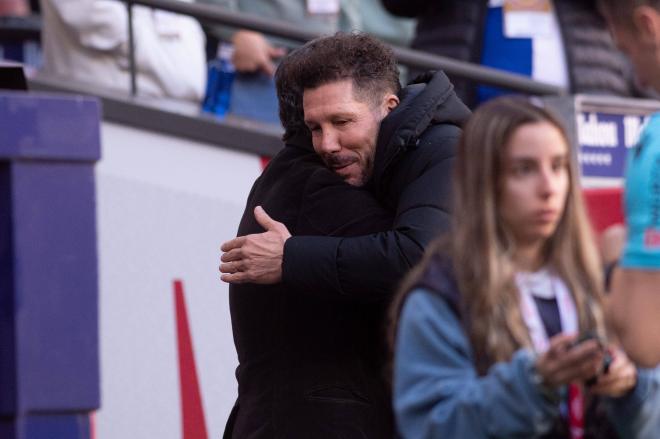 Simeone abraza a Quique, en el Atlético-Sevilla (Foto: Cordon Press).