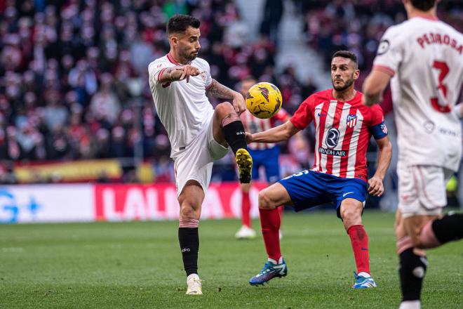 Suso y Koke, en el Atlético-Sevilla de LALIGA EA Sports (Foto: Cordon Press).