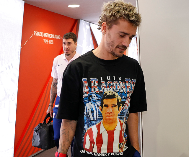Antoine Griezmann, con una camiseta de Luis Aragonés antes de enfrentarse ante el Sevilla (Foto: A