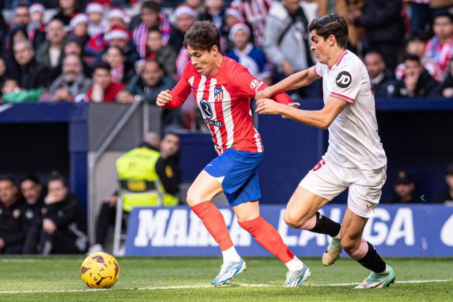 Rodrigo Riquelme conduce el balón en el Atlético de Madrid-Sevilla (Foto: Cordon Press).