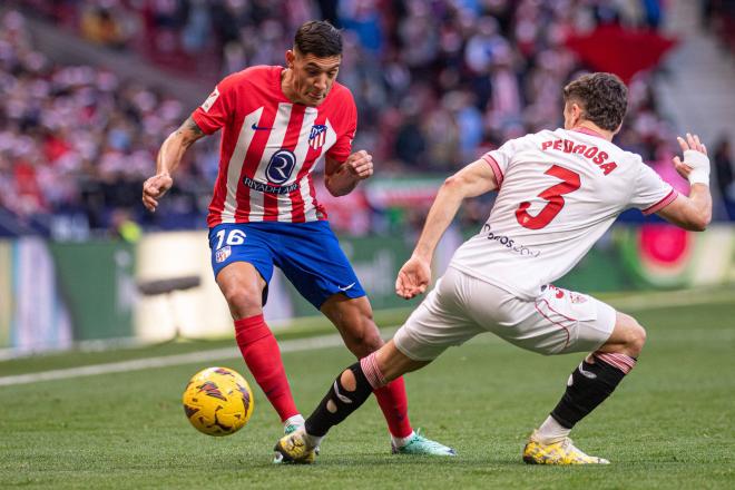 Nahuel Molina regatea a Pedrosa en el Atlético-Sevilla (Foto: Cordon Press).