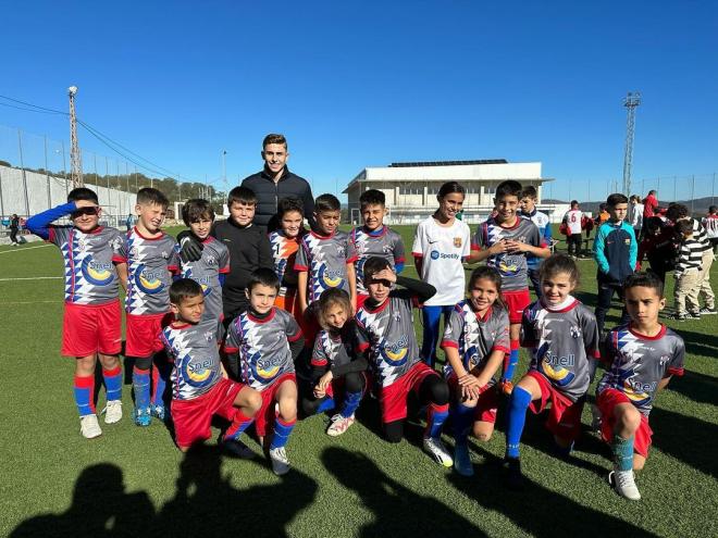 Fermín López posando con niños en la presentación de su estadio municipal de fútbol (Foto: @aytoelcampillo).