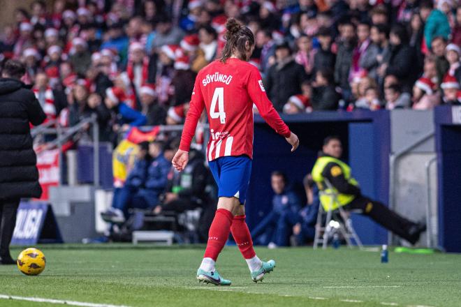 Çaglar Soyüncü se marcha cabizbajo tras su expulsión en el Atlético-Sevilla (Foto: Cordon Pres