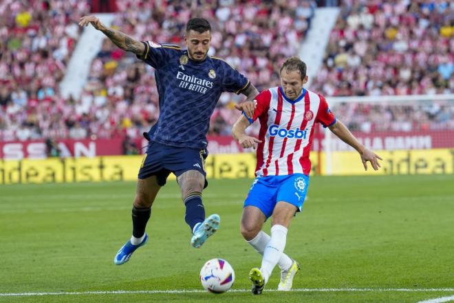 Joselu y Blind pelean por un balón en el Girona-Real Madrid (Foto: EFE).