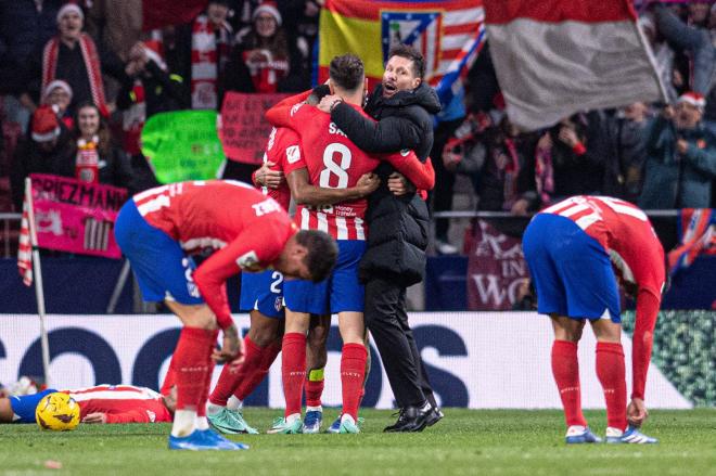 Simeone se abraza con sus jugadores tras el encuentro (Cordon Press)