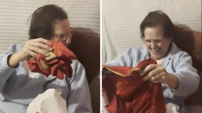 La reacción de una abuela de 75 años cuando le regalan una camiseta del Sevilla FC