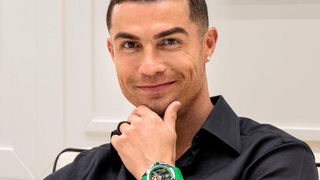 Cristiano Ronaldo posando con uno de los relojes de lujo  (@cristiano)