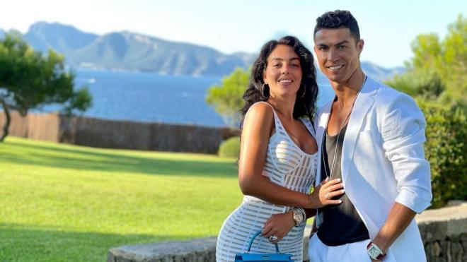 Cristiano Ronaldo y Georgina Rodríguez posando (@georginagio)