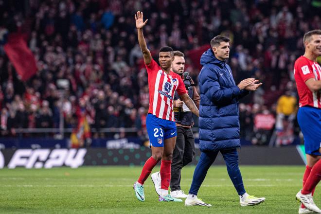 Reinildo Mandava saluda a la afición tras volver a jugar en el Atlético-Sevilla (Foto: Cordon Pre