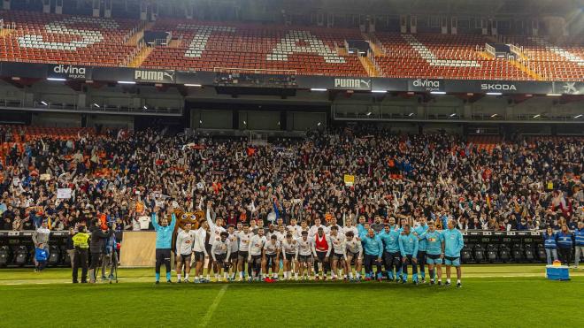 La afición del Valencia CF despide el año por todo lo alto con un entrenamiento con muchos regalo