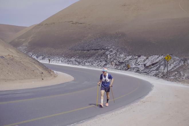 Alberto Navarro corriendo en el Desierto de Atacama (Foto: Alberto Navarro)
