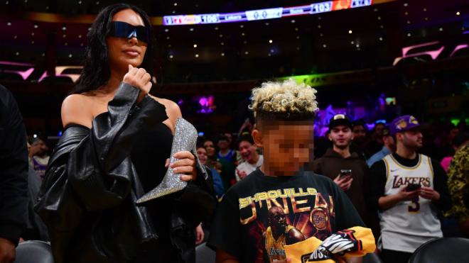 Kim Kardashian junto a su hijo Saint en un partido de la NBA (Cordon Press)