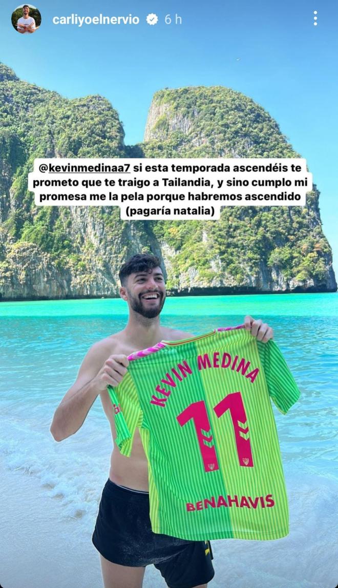 Carliyoelnervio posa con la camiseta del Málaga de Kevin Medina.