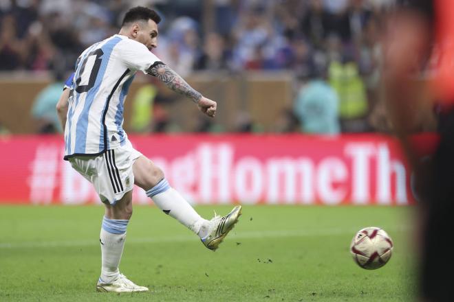 Leo Messi lanzando un penalti con Argentina en el Mundial de Qatar.