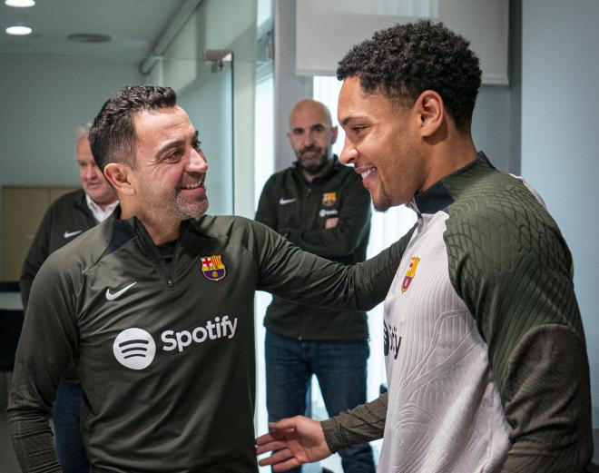 Vitor Roque saluda a Xavi Hernández en el vestuario (Foto: FCB).