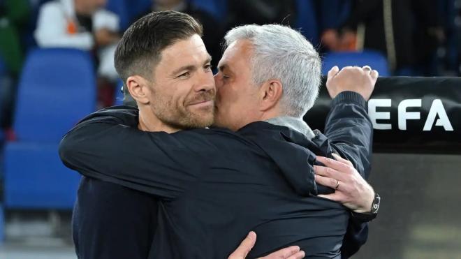 Xabi Alonso y Mourinho se abrazan antes de un partido (Foto: EFE).