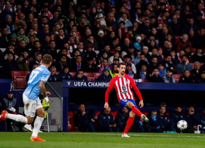 Stefan Savic aplaude a la afición del Atlético de Madrid (Foto: Cordon Press).