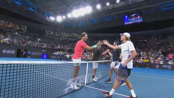 Marc López y Rafa Nadal saludando a Max Purcell y Jordan Thompson. (Fuente: @@BrisbaneTennis)