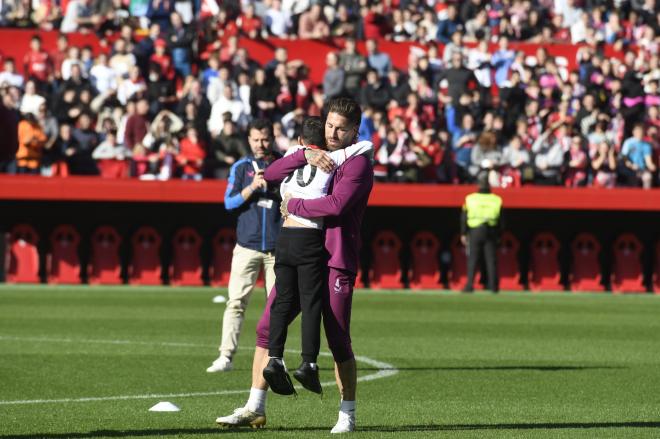 Sergio Ramos, abrazando a un pequeño aficionado (Foto: Kiko Hurtado).