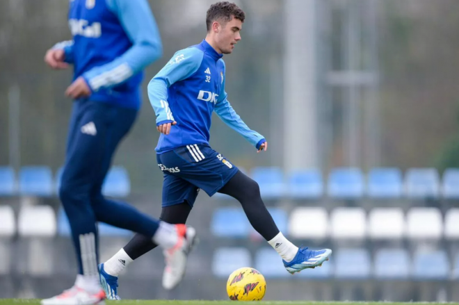 Álex Cardero, durante un entrenamiento con el Real Oviedo (Foto: ROV).