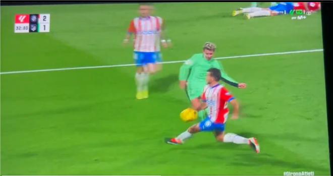 Griezmann dispara y golpea en la mano de Eric García en el Girona-Atlético