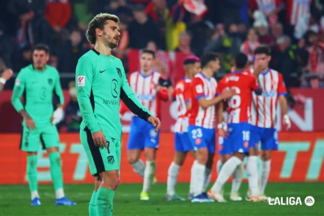 Griezmann se lamenta tras un gol del rival en el Atlético-Girona. (Foto: LALIGA).