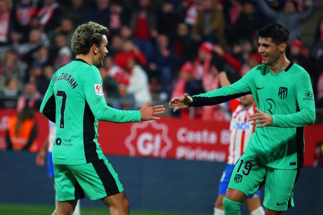 Morata y Griezmann celebran un gol en el Girona-Atlético. (Foto: Cordon Press).